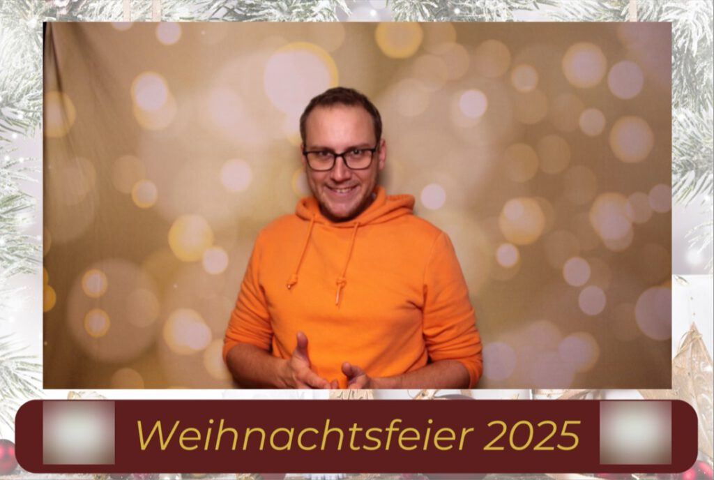 Ausdruck einer Weihnachtsfeier mit Lichterhintergrund und eigenem Layout