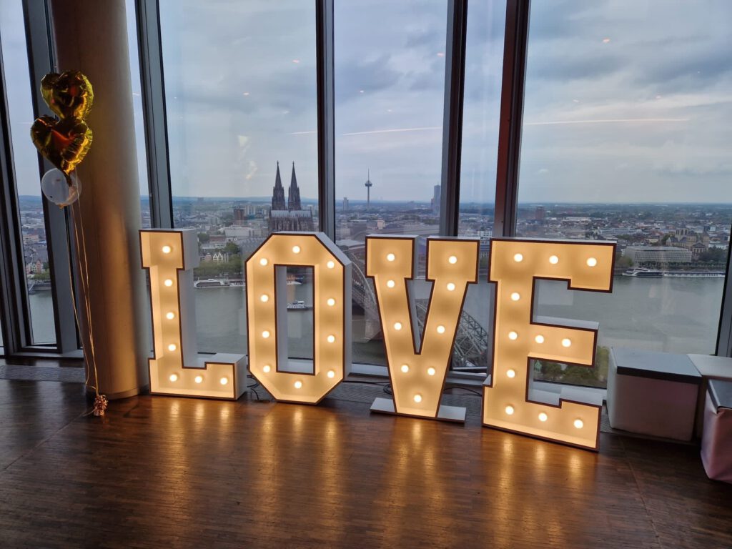 Leuchtende LOVE Buchstaben vor dem Kölner Dom