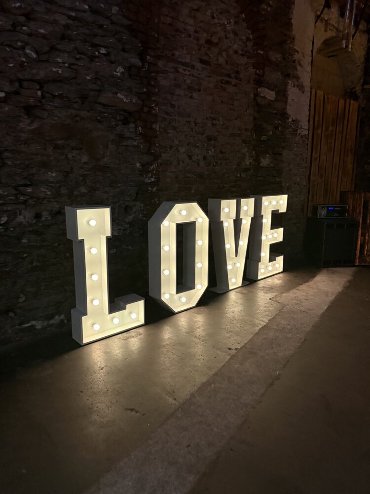 LOVE Buchstaben bei Nacht