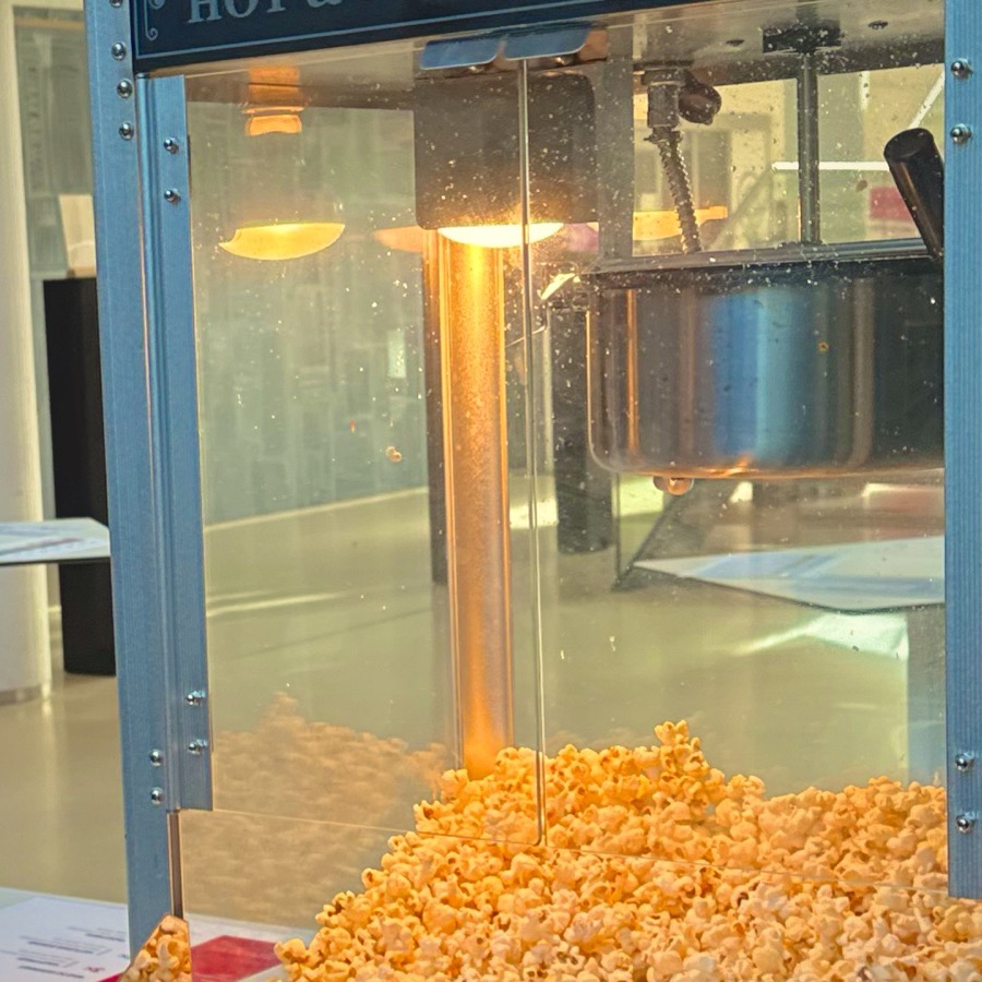 Popcorn-Maschine, frisch gefüllt mit Popcorn