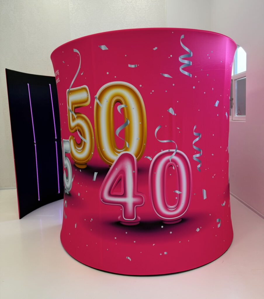 Individuell bedruckter 360° Hintergrund rund um die Plattform