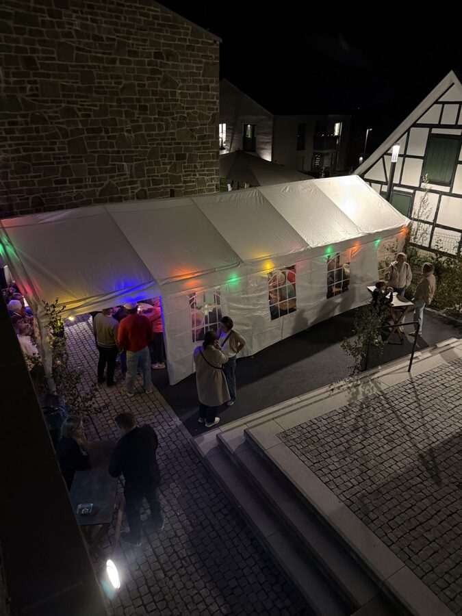 Beleuchtetes Partyzelt bei Nacht